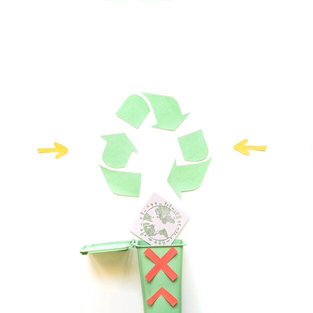 Poubelle croisée avec globe près de symbole de recyclage