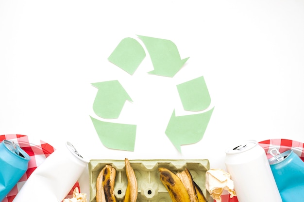 Photo gratuite poubelle de pique-nique avec logo de recyclage