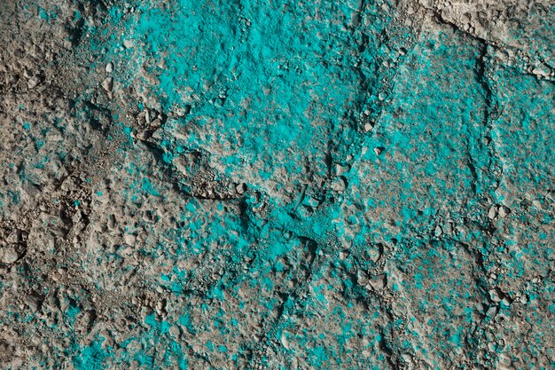 Poudre de couleur holi turquoise sur le sol