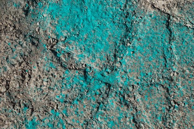 Poudre de couleur holi turquoise sur le sol