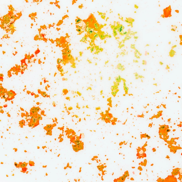 Photo gratuit une poudre de couleur orange et jaune sur fond blanc
