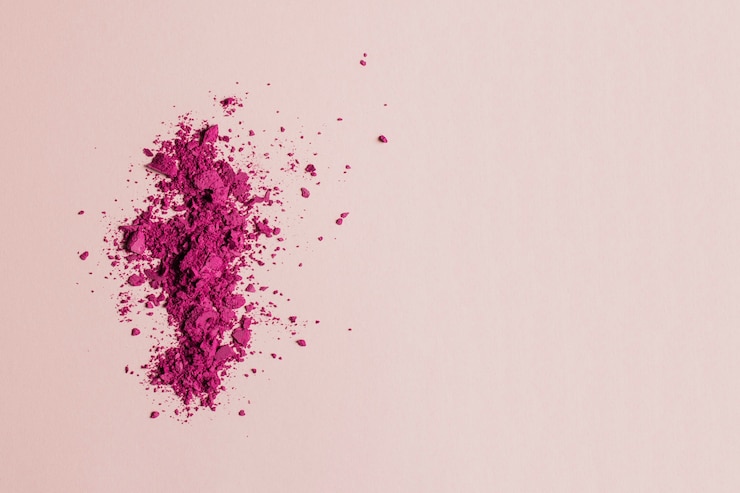Photo gratuit poudre de maquillage rose avec espace à droite