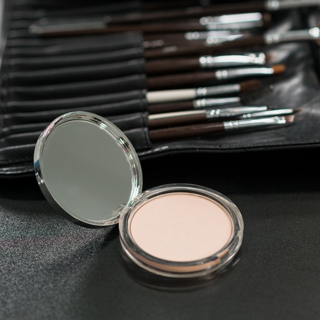 Photo gratuite poudre de maquillage avec set de pinceaux