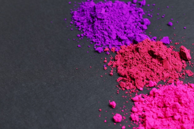 Poudre rose, violette et rouge, fond de festival Holi