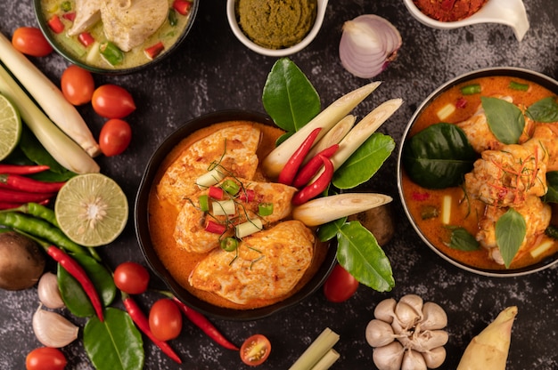 Poulet au curry dans un bol avec citronnelle, feuilles de lime kaffir, tomates, citron et ail