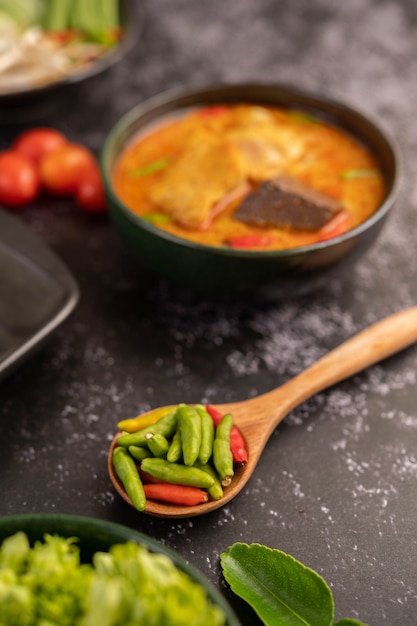 Photo gratuite poulet au curry dans une tasse noire.