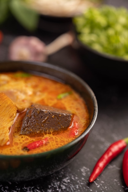 Poulet au curry dans une tasse noire.