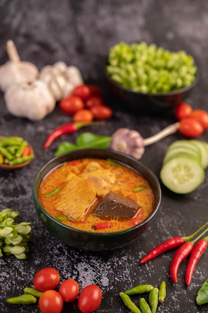 Poulet au curry dans une tasse noire.