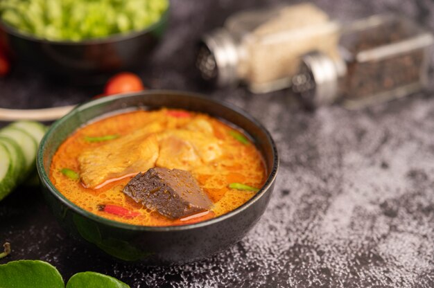 Poulet au curry dans une tasse noire.