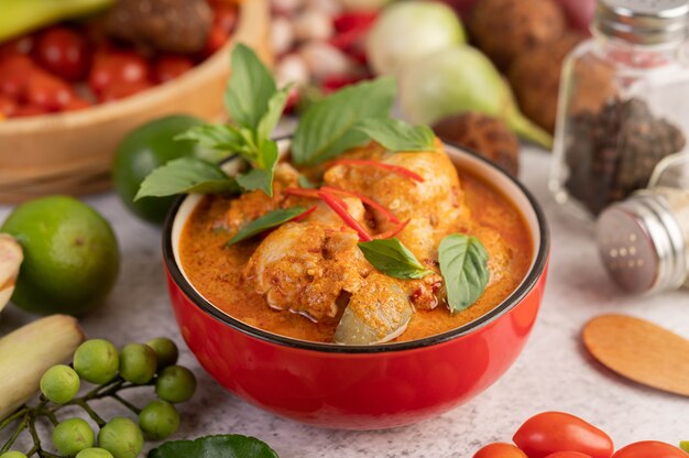 Poulet au curry rouge dans une tasse noire