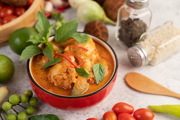 Photo gratuite poulet au curry rouge dans une tasse noire