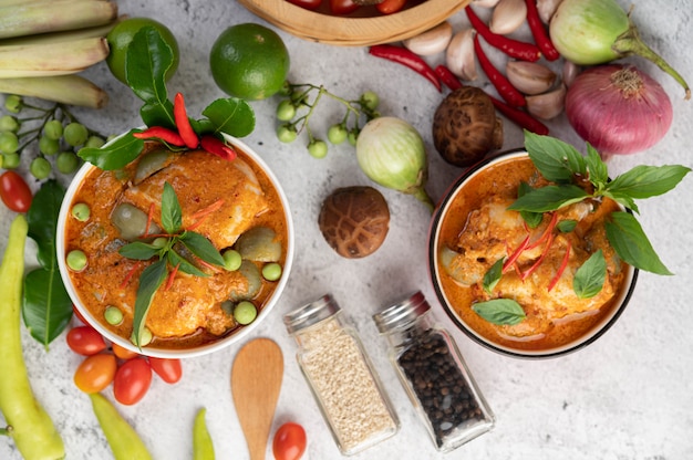 Poulet au curry rouge dans une tasse noire