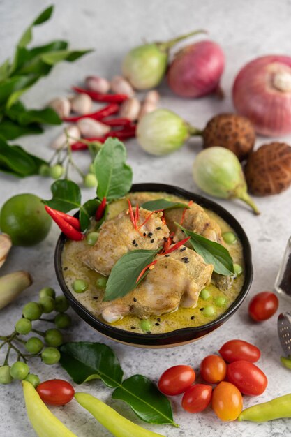 Poulet au curry vert dans un bol.