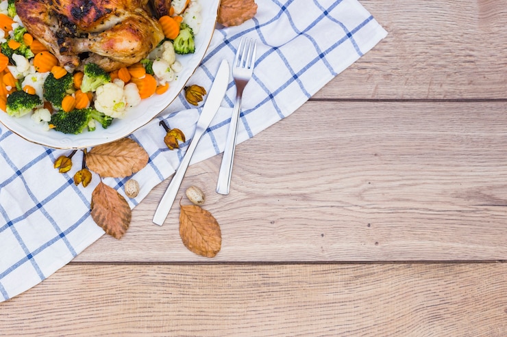 Photo gratuit poulet au four avec des légumes sur une plaque blanche