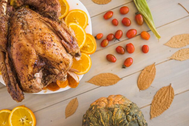 Poulet au four avec des oranges sur une assiette