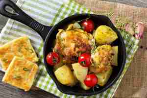 Photo gratuite poulet aux pommes de terre et tomates fraîches