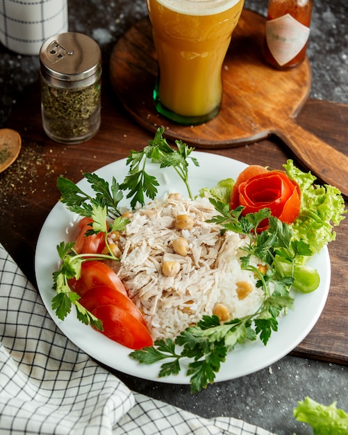 Poulet aux tomates de riz et verre de jus