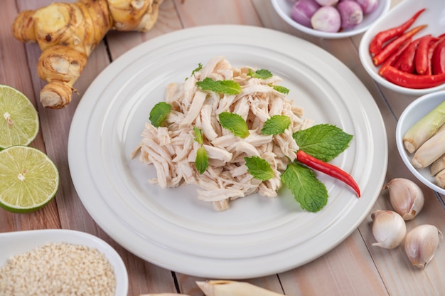 Le poulet bordé est cuit et placé dans une assiette blanche avec des feuilles de menthe.