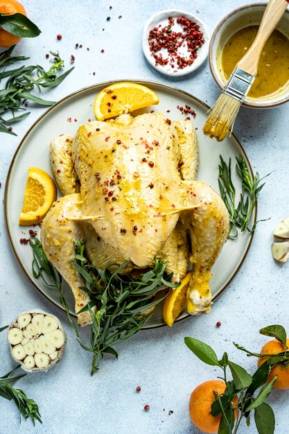 Poulet cru mariné avec sauce moutarde au miel recette de vacances photographie culinaire