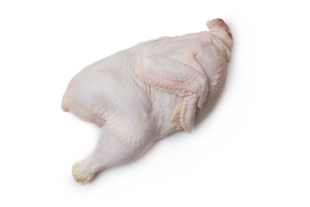 Poulet cru sur une surface blanche