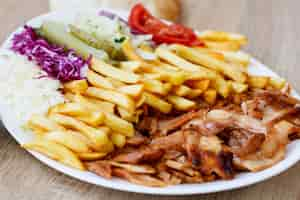 Photo gratuite poulet doner kebab et légumes