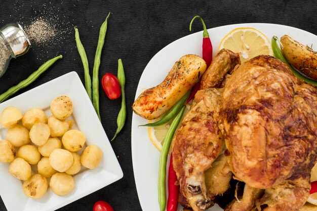 Poulet entier grillé appétissant avec divers légumes