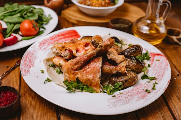 Poulet entier grillé servi avec pommes de terre grillées