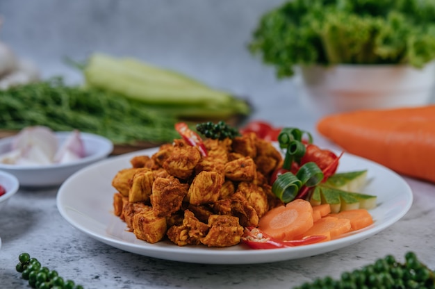 Poulet frit aux fines herbes avec chili, tomate, concombre, carotte et poivre frais.