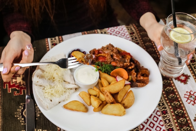 Poulet frit aux légumes pomme de terre lavash crème sure limonade vue latérale