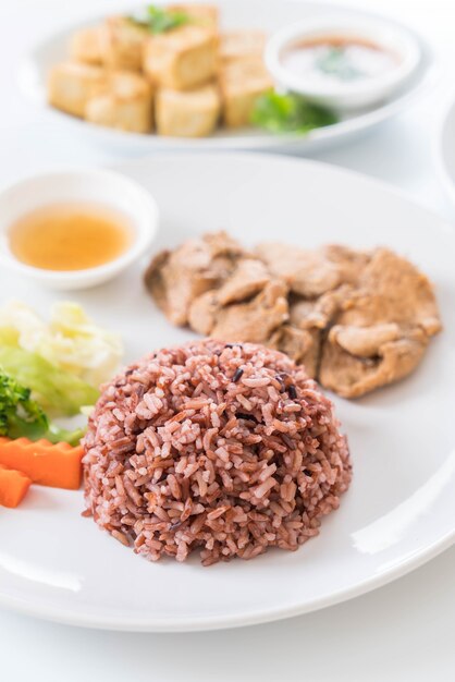 Poulet frit aux noix de poivrons noirs au riz aux baies