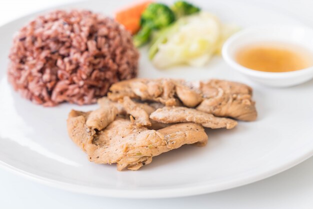 Poulet frit aux noix de poivrons noirs au riz aux baies