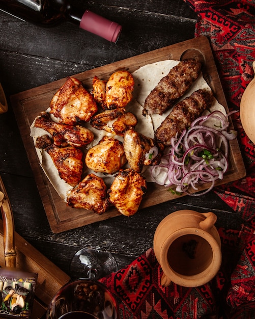 Poulet frit avec brochette de lule et oignon émincé