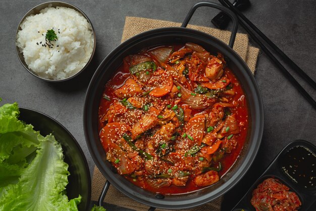 Poulet frit dans une marmite avec sauce épicée à la coréenne