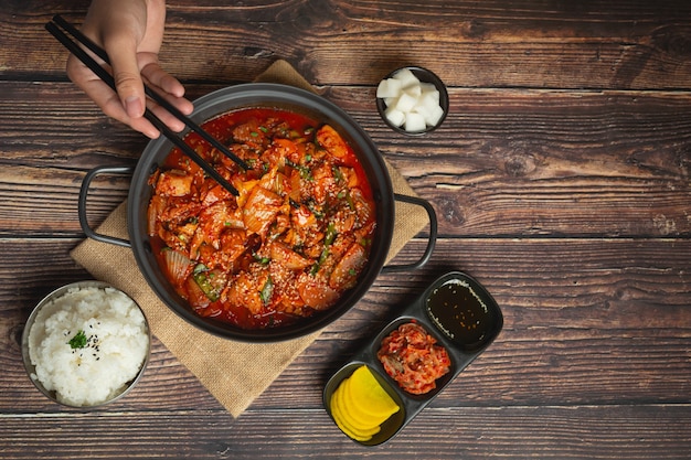 Poulet frit dans une marmite avec sauce épicée à la coréenne