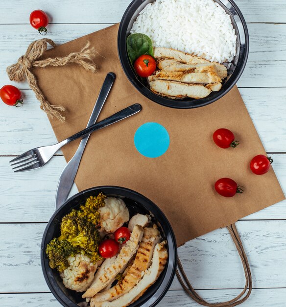 poulet frit avec du riz et des légumes