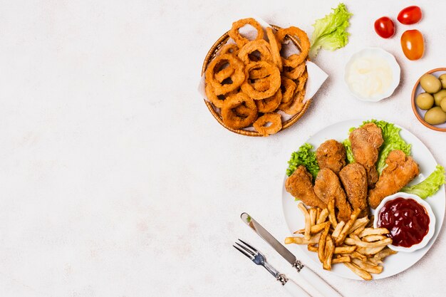 Poulet frit avec frites et espace de copie