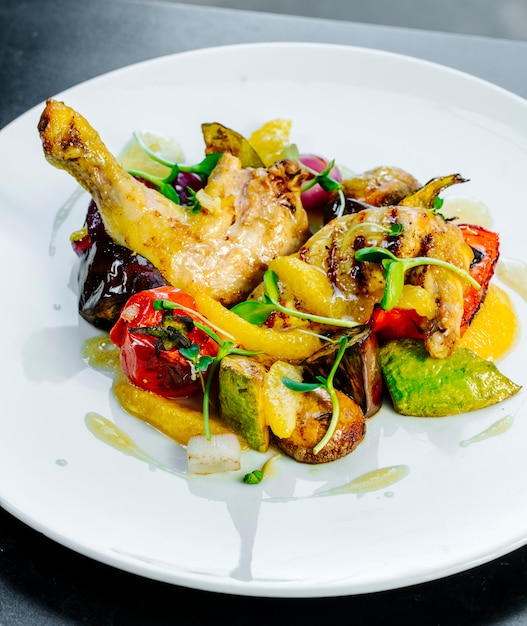 poulet frit mélangé avec des légumes