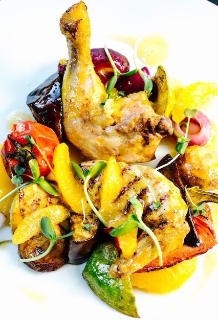 Poulet frit mélangé à des légumes