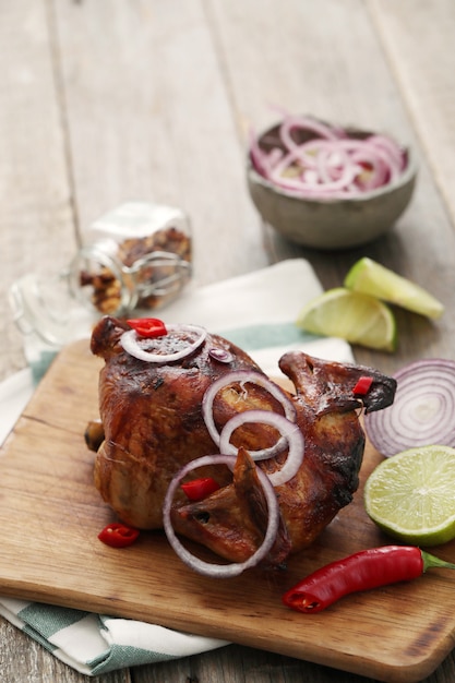 Poulet frit avec oignon et piment