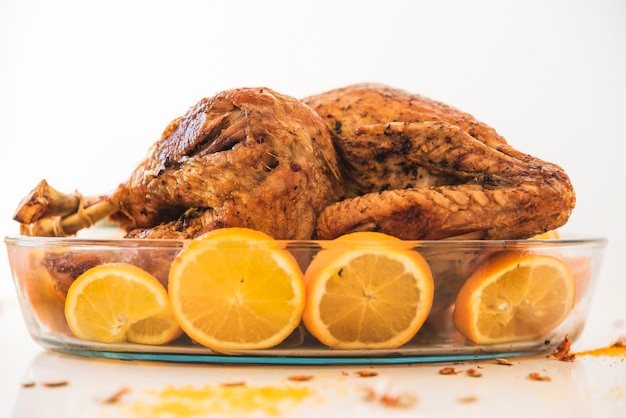 Photo gratuite poulet frit à l'orange sur table