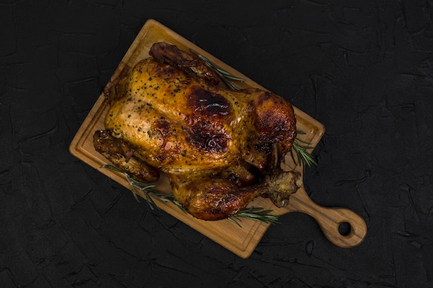 Photo gratuite poulet frit sur une planche à découper