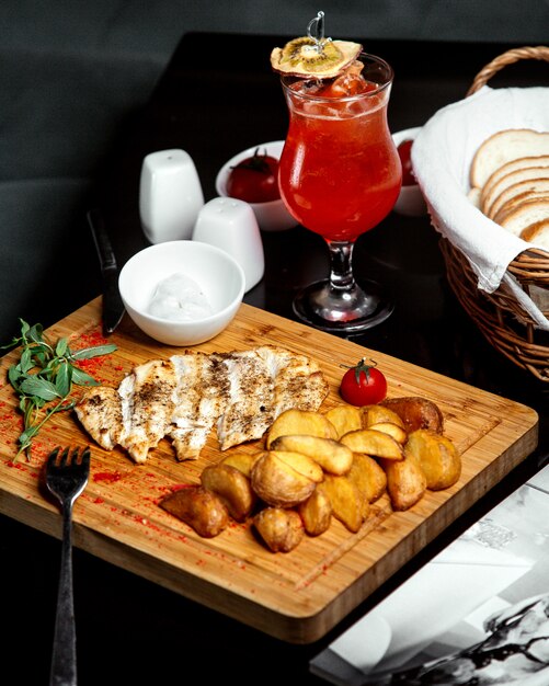 Poulet frit avec pomme de terre et jus