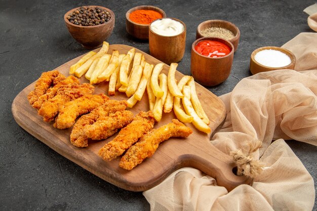 Photo gratuite poulet frit avec pommes de terre frites pour la célébration