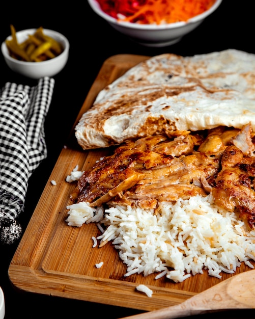 Photo gratuite poulet frit avec riz et lavash