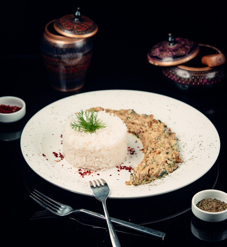 Photo gratuit poulet frit avec sauce aux champignons et riz