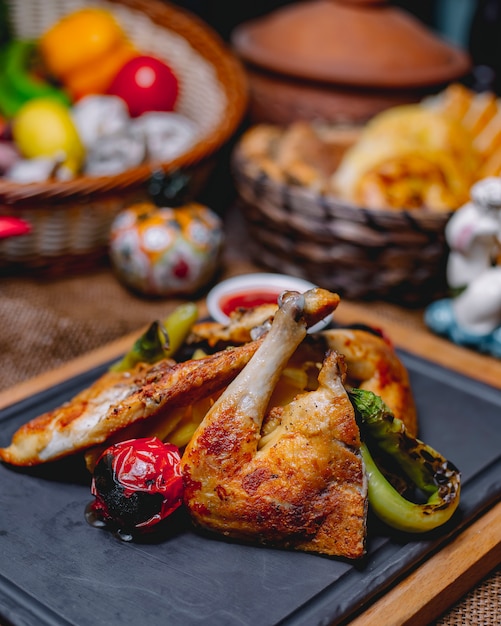 Poulet frit avec sauce chili aux pommes de terre et aux pommes de terre