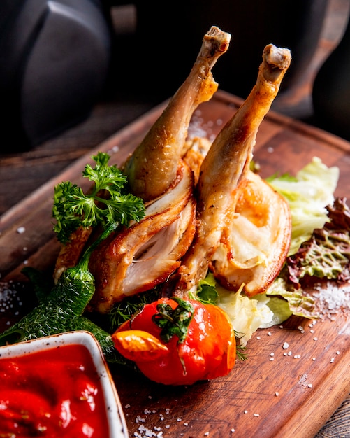 Poulet frit servi avec du poivre grillé et de la tomate