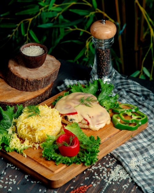 Poulet frit sous fromage avec riz