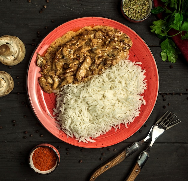 Poulet frit sous sauce au riz