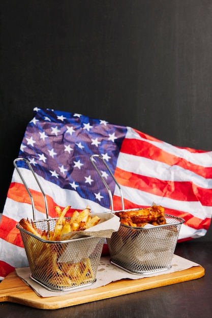 Photo gratuite poulet et frites devant le drapeau américain